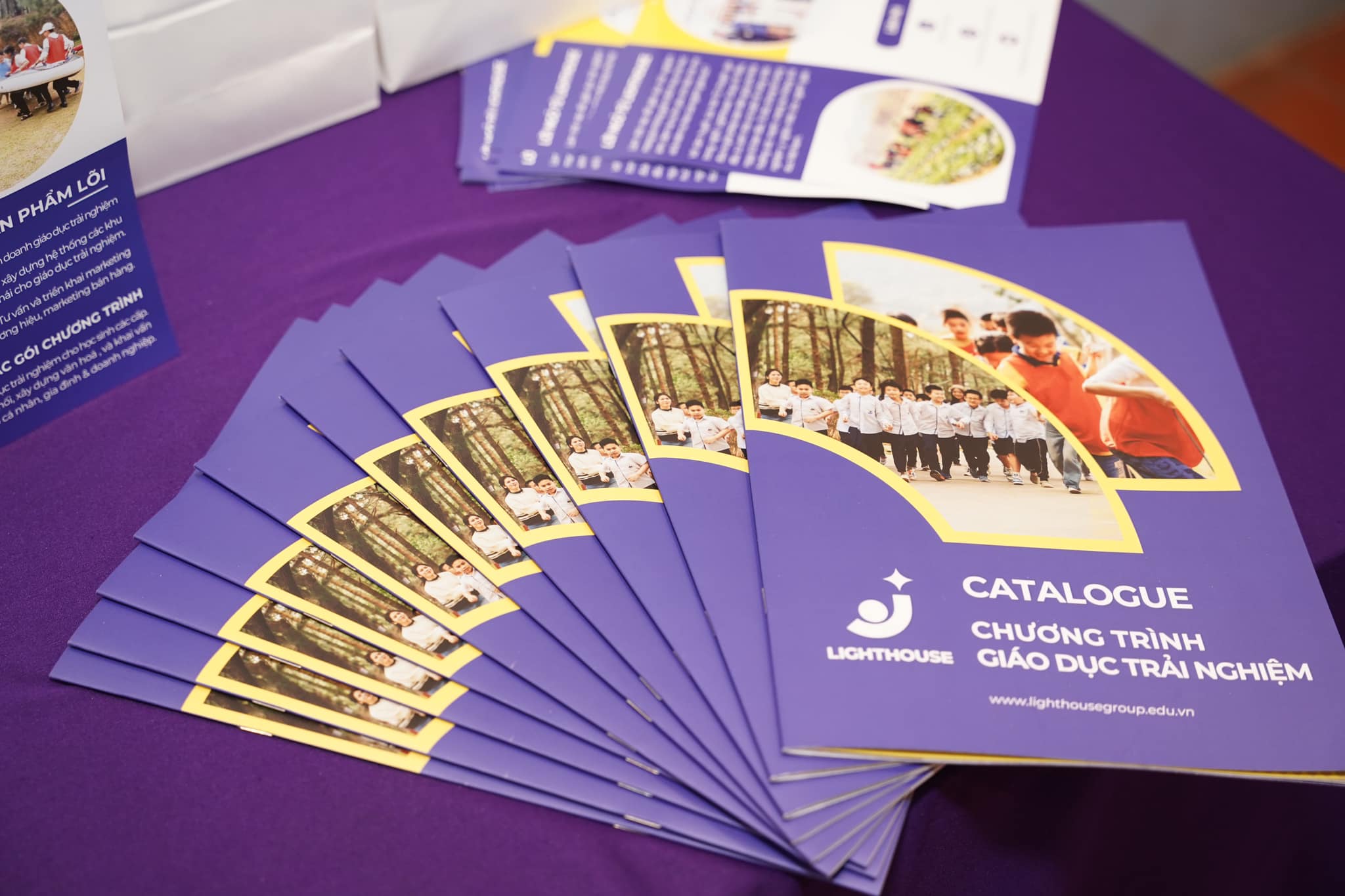 Bản in catalogue Lighthouse Group sản phẩm giáo dục trải nghiệm.