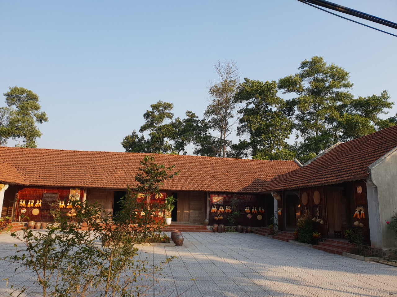 Khu sinh thái Làng Xưa với vẹn nguyên những nét cổ kính của làng cổ Bắc Bộ.